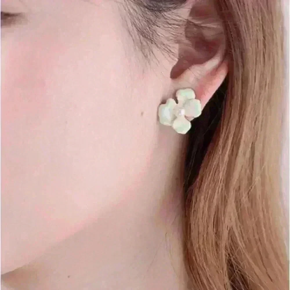 Four-Petal Gradient Flower With Pearls Earrings